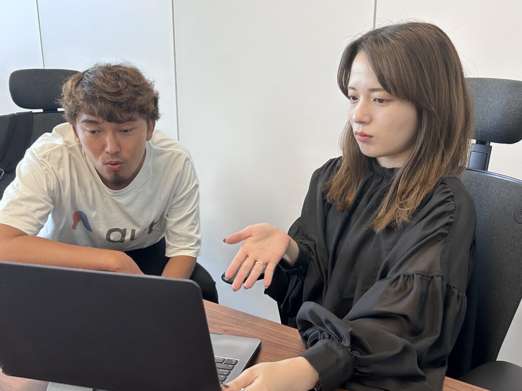 Kawahara-san showing the screen