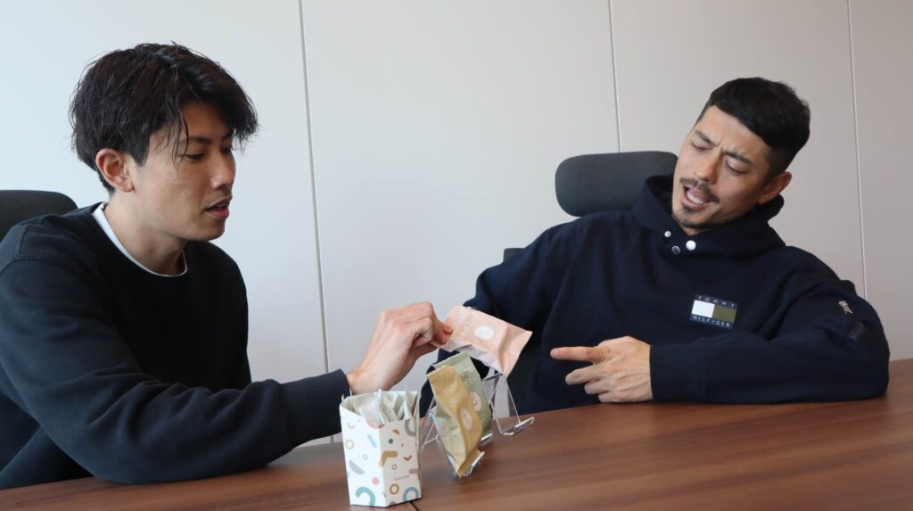 Keita-san and Yamamoto-san are talking